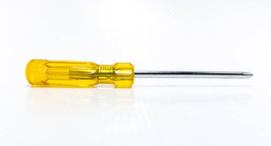 Beyaz arkaplanda tornavida