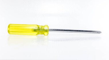 Beyaz arkaplanda tornavida