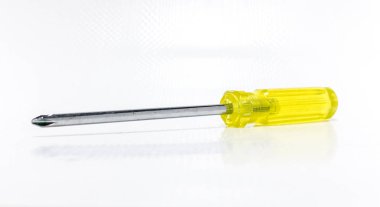 Beyaz arkaplanda tornavida