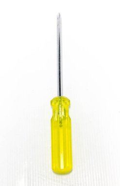 Beyaz arkaplanda tornavida