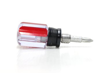 Beyaz arkaplanda tornavida