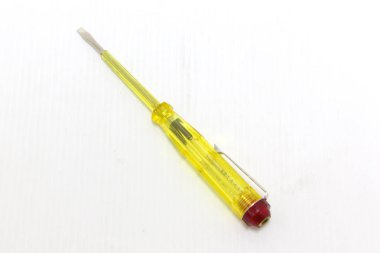 Beyaz arkaplanda tornavida