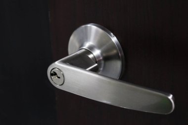 Doğal ahşap kapı kolunda modern tarz kapı kolu.