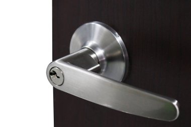 Doğal ahşap kapı kolunda modern tarz kapı kolu.