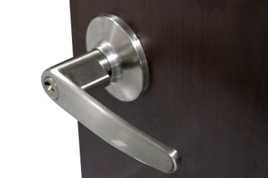 Doğal ahşap kapı kolunda modern tarz kapı kolu.