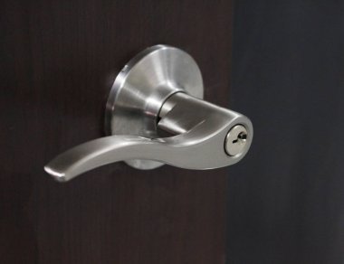 Doğal ahşap kapı kolunda modern tarz kapı kolu.