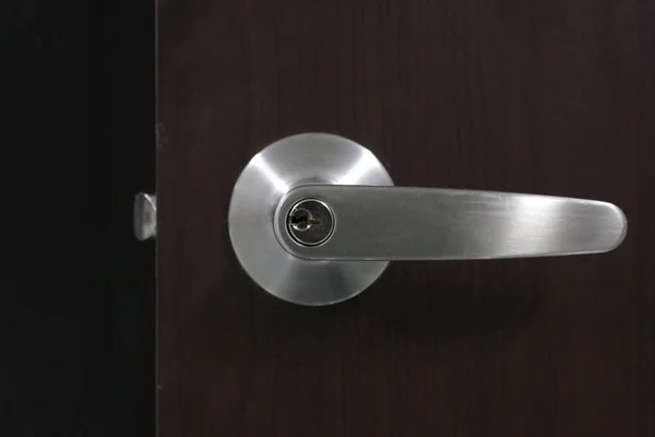 มือจับประตูสไตล์โมเดิร์นบนประตูไม้ธรรมชาติ — ภาพถ่ายสต็อก
