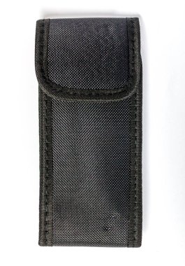 Beyaz arka planda siyah çanta