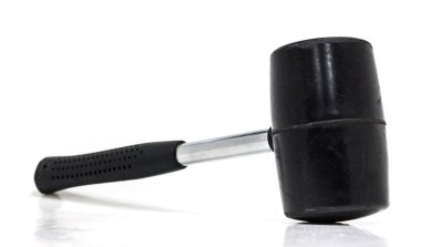 Beyaz arka plan üzerinde lastik çekiç