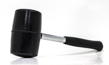 Beyaz arka plan üzerinde lastik çekiç