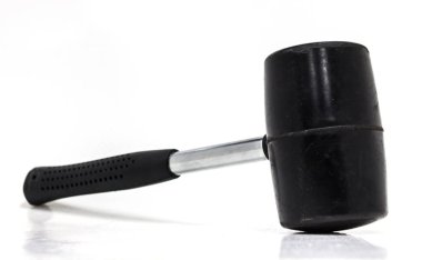 Beyaz arka plan üzerinde lastik çekiç