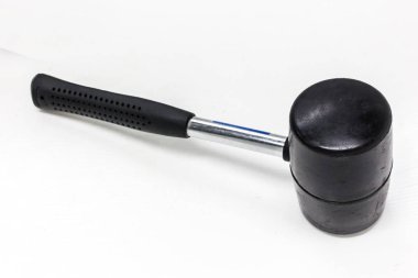 Beyaz arka plan üzerinde lastik çekiç