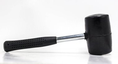 Beyaz arka plan üzerinde lastik çekiç