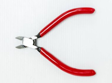 Beyaz arka plan üzerinde kesme pense