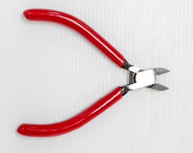 Beyaz arka plan üzerinde kesme pense