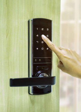 Dijital kilit için bir düğmeye basarak parmak