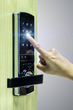 Dijital kilit için bir düğmeye basarak parmak