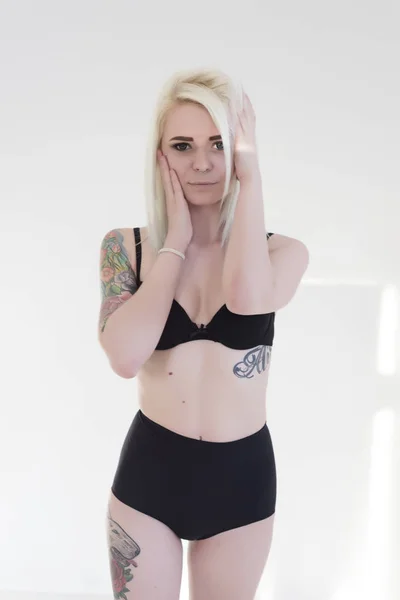 Modelo em lingerie preta — Fotografia de Stock
