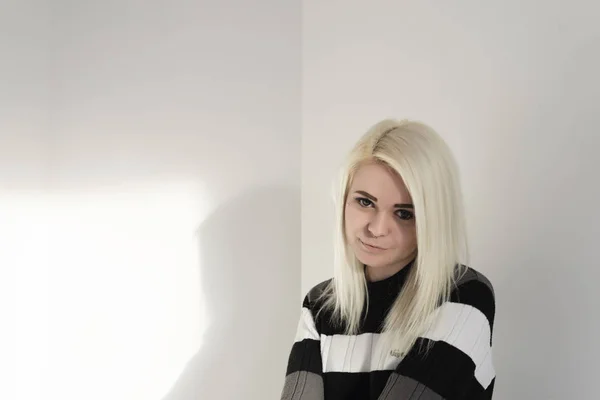 Siyah ve beyaz şeritler ile kazak modeli