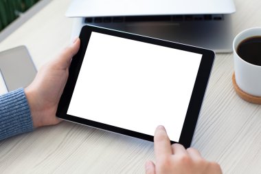 Tablet bilgisayarınızla izole ekran dizüstü holding erkek eller