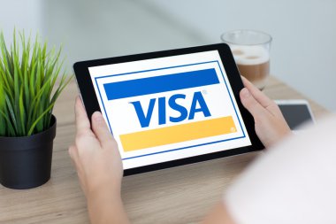 İPad Pro ödeme sistemi Servisi vize tutan kadın