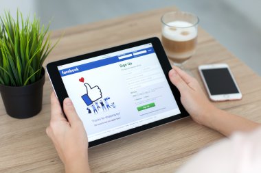 İPad Pro alanı gri sosyal ağ hizmeti yüz tutan kadın