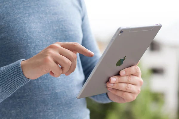 Homme tenant dans les mains nouvel iPad Pro Gris Espace — Photo