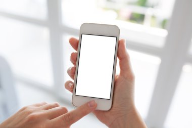 Kadınların elleri ile izole ekran arka planı beyaz telefon tutarak 