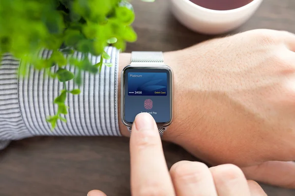 Mann Hand und Smart Watch mit Debitkarte Touch zahlen — Stockfoto