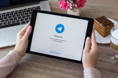 İPad Pro alanı gri sosyal ağ hizmeti Tele tutan kadın