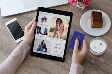 İPad Internet servisi Amazon alışveriş ile Pro tutan kadın 
