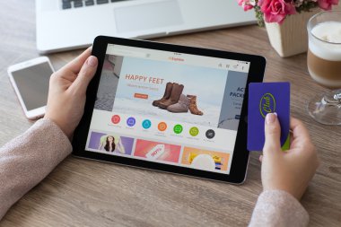 İPad Internet hizmeti Aliexpress alışveriş ile Pro tutan kadın