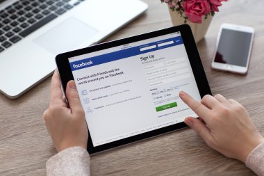 Sosyal hizmet Facebook ile iPad Pro alanı gri tutan kadın 