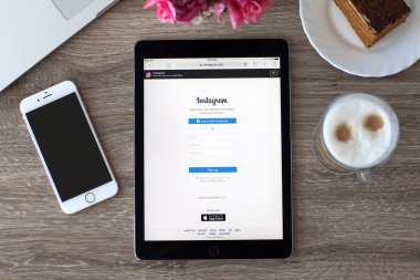 İPad Pro alanı gri Servisi Instagram tutan kadın