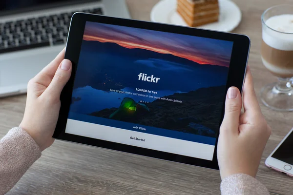 Woman holding iPad Pro Space Gray with hosting Flickr — Stock Photo, Image