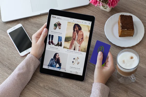 Woman holding iPad Pro with Internet shopping service Amazon — Stock Photo, Image