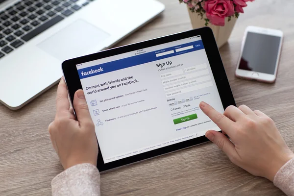 Woman holding iPad Pro Space Gray with social  service Facebook — Stock Photo, Image