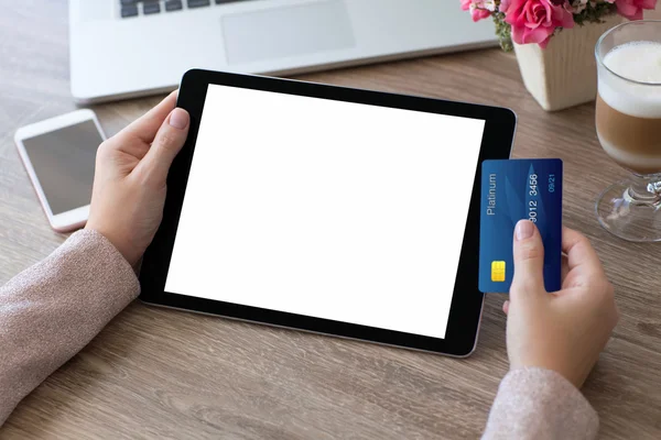 Mulheres mãos segurando cartão de crédito e tablet computador scr isolado — Fotografia de Stock