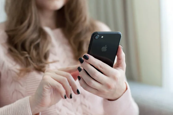 7 の新しい iphone を保持している女性ジェット ブラック オニキス — ストック写真