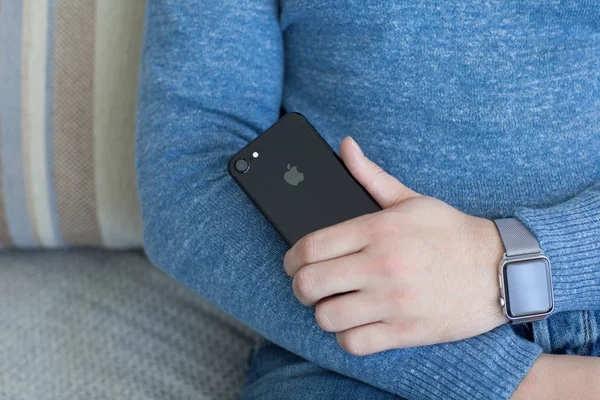 Homem mão Apple Watch segurando iPhone 7 Jet Black Onyx — Fotografia de Stock