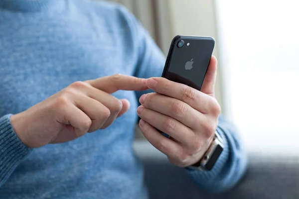 Mannen händerna Apple Watch håller iphone 7 Jet svart Onyx — Stockfoto