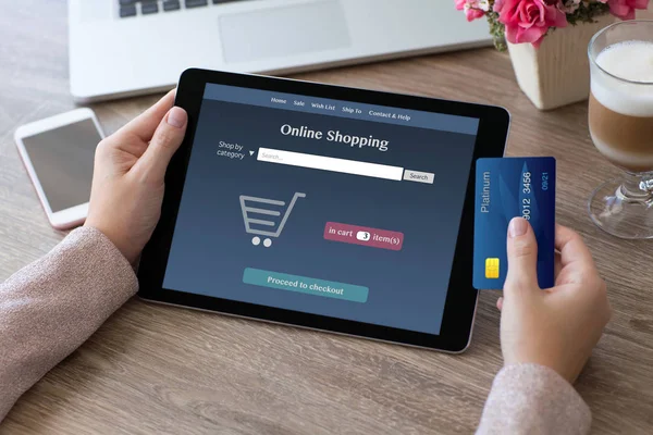 Kobiece ręce trzyma karty kredytowej na komputerze tablet Pc online shopp — Zdjęcie stockowe