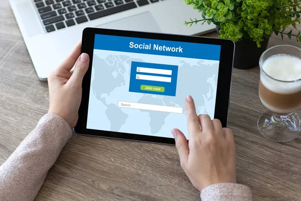 タブレット pc のソーシャル ネットワークの女性両手 — ストック写真
