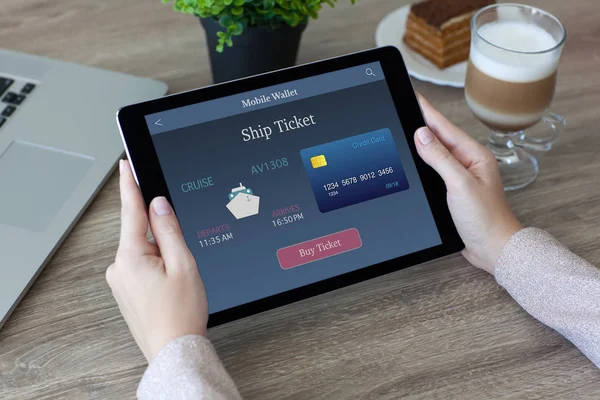 Жіночі руки тримають планшетний комп'ютер з квитком на корабель — стокове фото