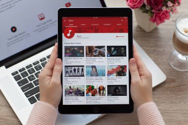 İPad Pro alanı gri Web sitesi Youtube ile tutan kadın 