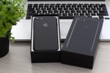 Unboxing yeni iphone 7 Jet Black Onyx Macbook Pro