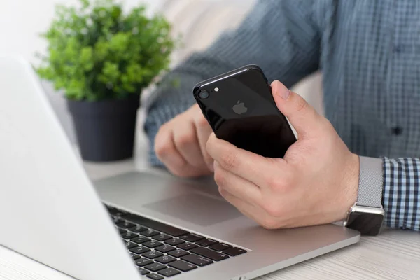 Man hand Apple Watch bedrijf iphone 7 Jet Black Onyx — Stockfoto