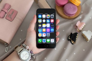Kadın el iphone 7 tutarak saati olan Jet Black Onyx