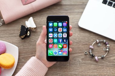 sosyal ağ iphone 7 üzerinde dizi Jet Black Onyx 