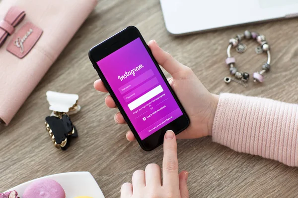 İPhone 7 tutan kadın Jet Black Onyx Servisi Instagram 